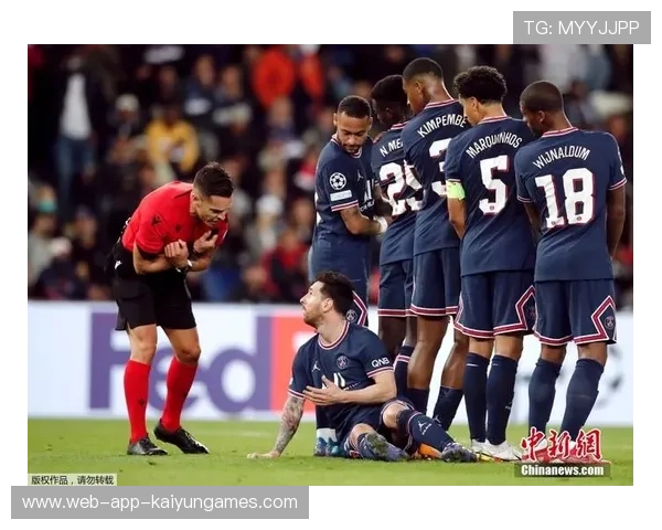 任意球穿过人墙直挂上角——足球世界的震撼时刻引发全网热议